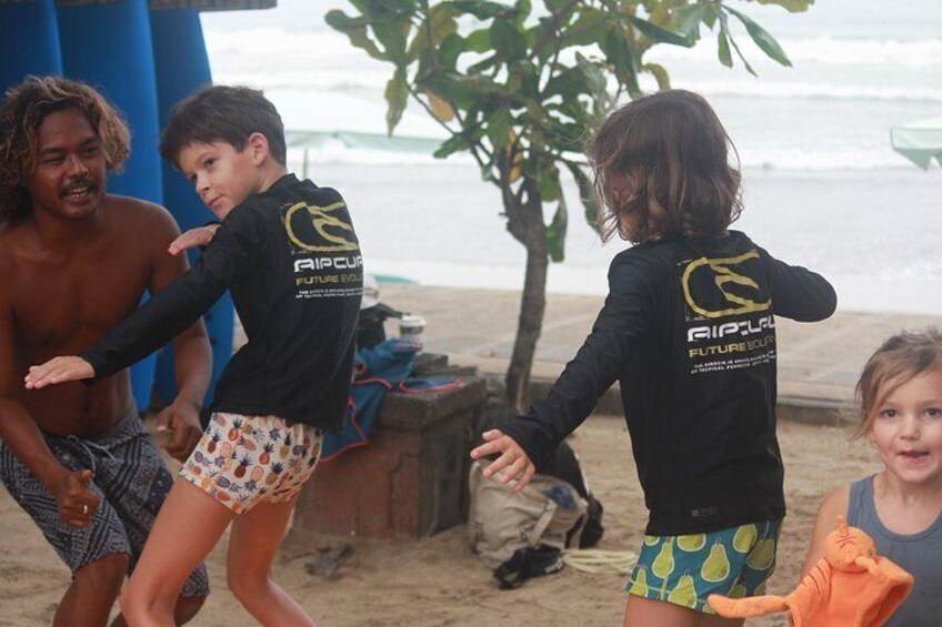 Escena de playa con gente y una tabla de surf. 4