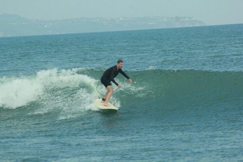 Una persona surfeando una ola en el océano. 3
