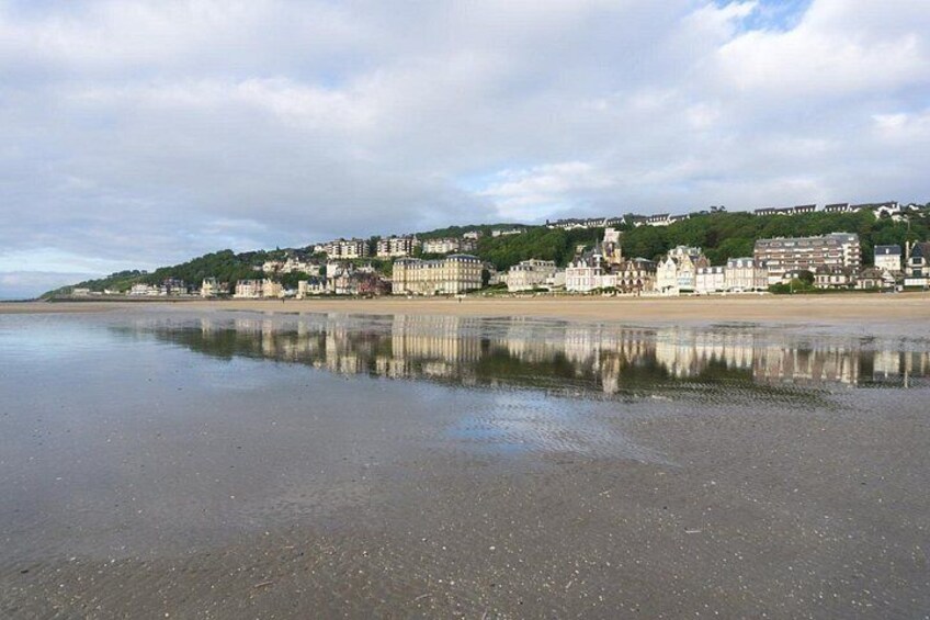 La Grande Plage: The immensity of fine sand at low tide, ideal place to walk facing the English Channel. 3