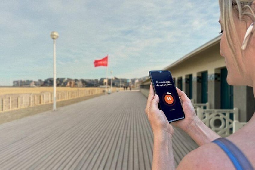 Visit of Deauville on the loose: On the mythical Planks, along the beach cabins named after Hollywood stars. 5