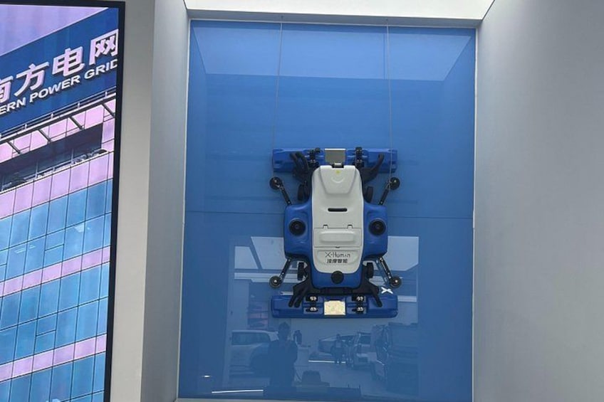 Un expositor azul con un dispositivo electrónico blanco, posiblemente una fuente de alimentación, montado sobre una pared azul. 5