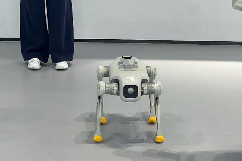 Un dispositivo robótico con ruedas y una cámara sobre un suelo liso. 3