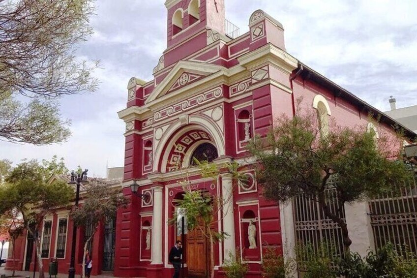 Una iglesia roja con detalles blancos y un campanario. 5
