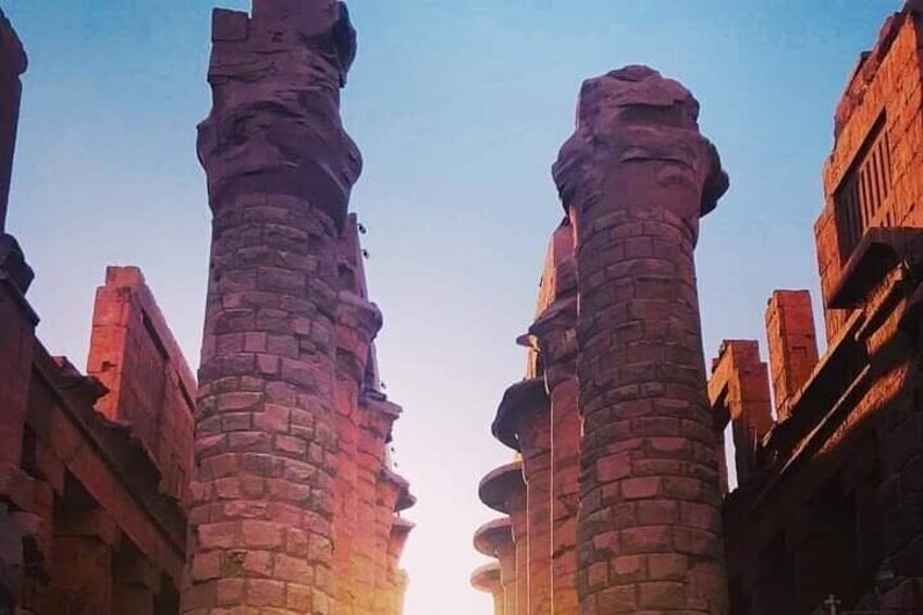 Antiguas columnas de piedra con delicados grabados, sobre un cielo despejado. 3