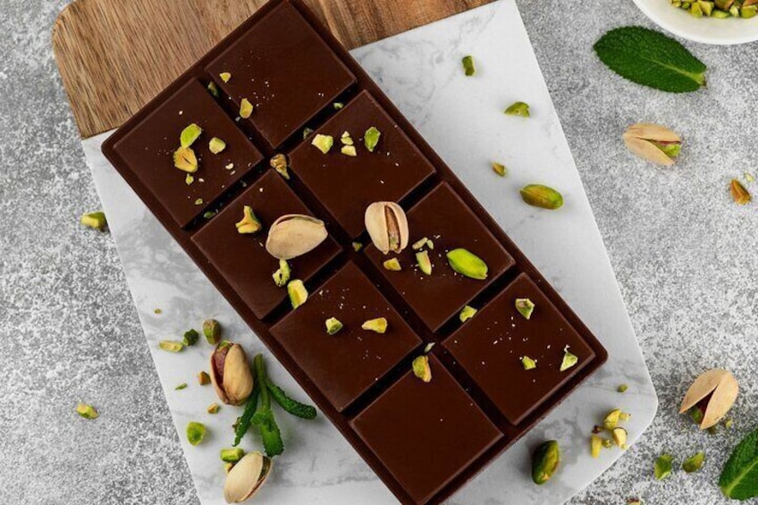 Een chocoladereep met pistachenoten op een marmeren oppervlak. 3