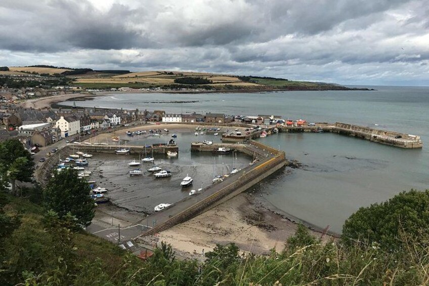 Un pueblo costero con un puerto, barcos y edificios. 2