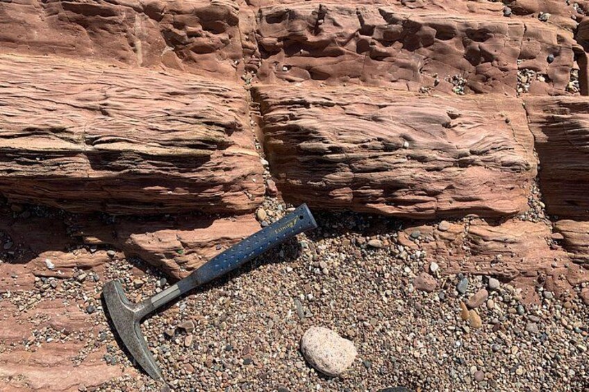 Un martillo y un cincel sobre una superficie rocosa. 3