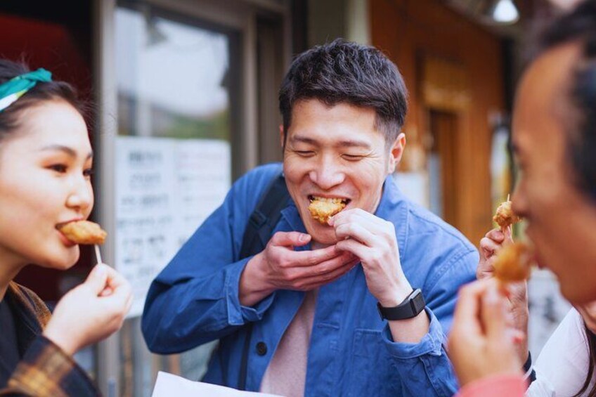 Menschen essen im Freien. 1