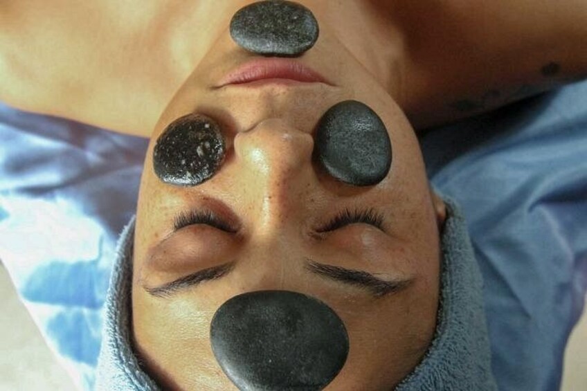 Hot stones that relax the body, calm the mind and balance energy. Deep therapy for total rest. 2