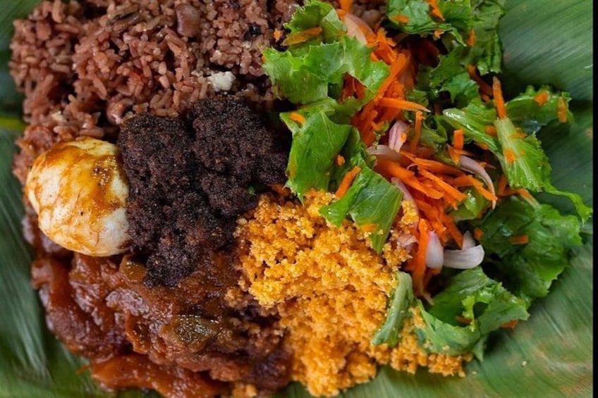 Ein Teller Essen mit Reis, einem gekochten Ei, Hähnchen aus der Pfanne und Salat. 3
