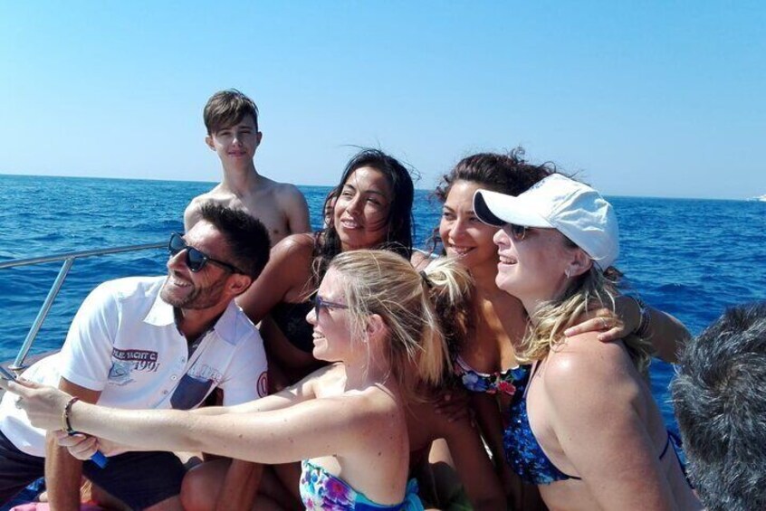 Eine Gruppe von Menschen auf einem Boot im Meer. 1