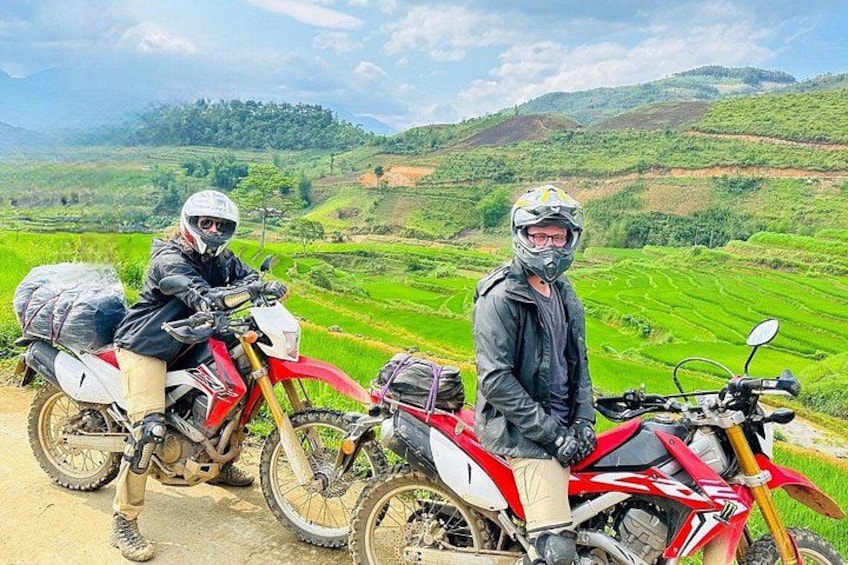 To motorcyklister på offroad-motorcykler i et kuperet, trappeterrænelandskab. 1