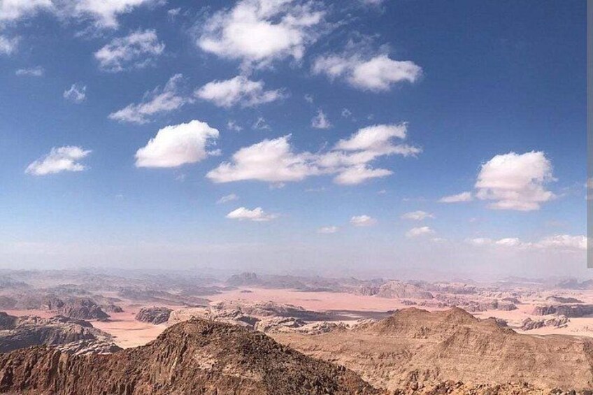 Paisaje desértico con montañas y cielo despejado. 2
