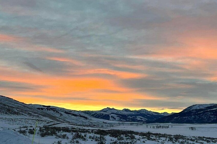 Paisaje nevado de montañas al atardecer con cielo despejado. 3