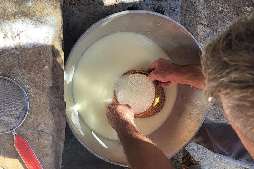 Una persona vertiendo un líquido blanco de un bol a un colador. 4