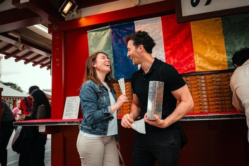 Una persona tiene un menu in uno stand gastronomico con bandierine colorate sullo sfondo. 2