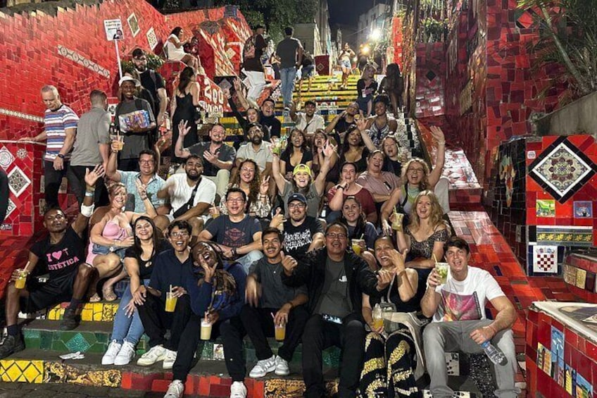 Un grupo de personas posando en una escalera colorida y decorada. 1