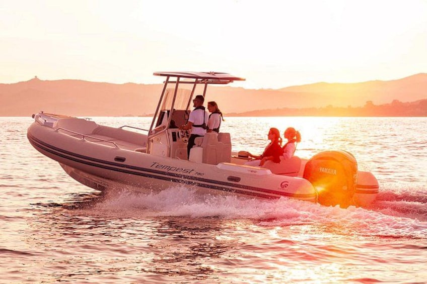 Un bateau équipé d’un moteur hors-bord Yamaha naviguant sur une eau calme au coucher du soleil. 2