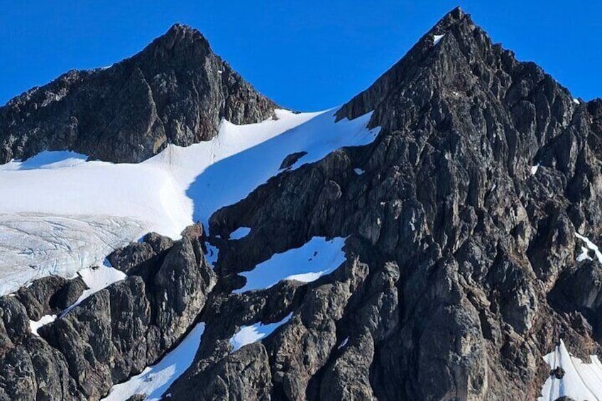 Ruige bergtoppen met sneeuwvlekken. 2