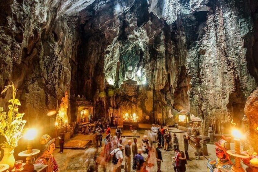 En grotta med stalaktiter och stalagmiter, upplyst av artificiellt ljus. 2