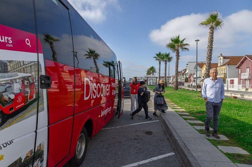 Un autobus rosso con la scritta 'Discover' e 'Intelligent' sui fianchi, parcheggiato in strada. 4