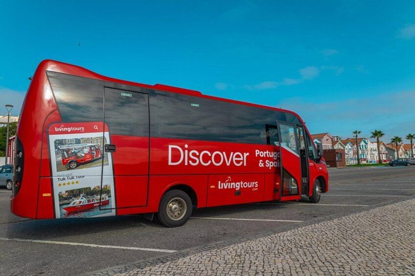 Un autobus rosso con la scritta 'Discover Portugal & Spain' e 'Living tours' sui fianchi. 5