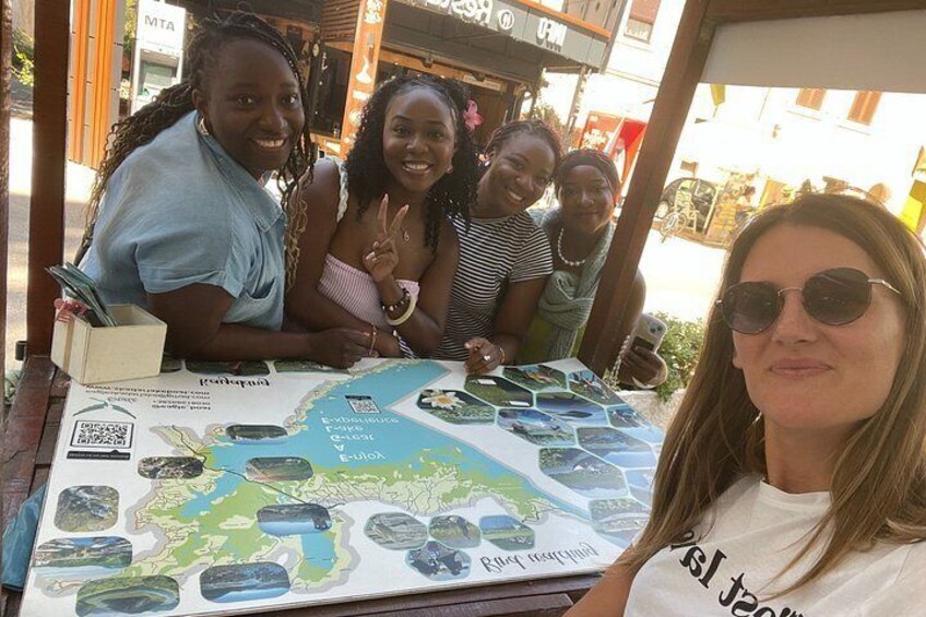 Un grupo de personas sentadas a una mesa con un mapa y folletos. 4