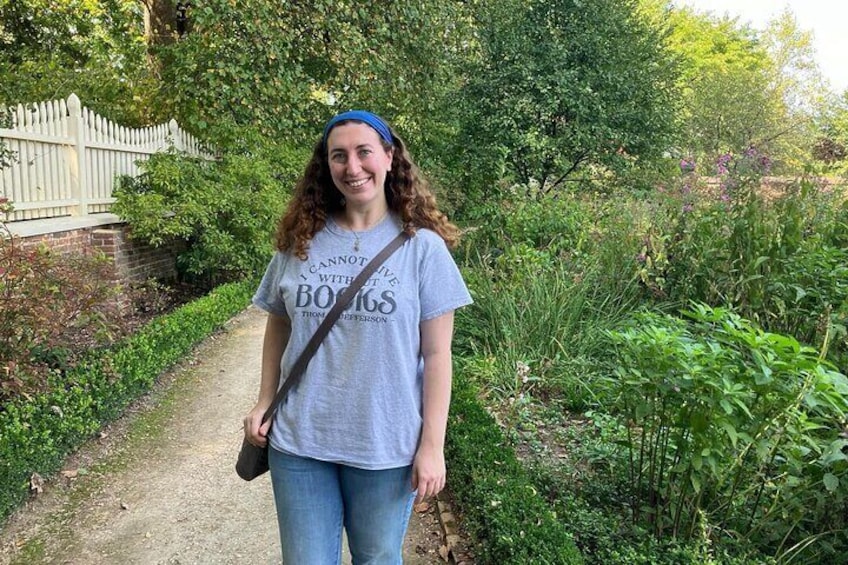 Une personne se tient sur un sentier, entourée de verdure. 2