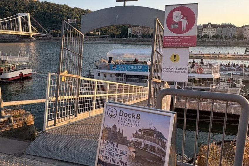 Budapest: No-frills Sightseeing Cruise downtown (d8) 3