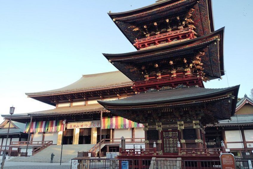 Una pagoda japonesa tradicional con múltiples niveles y decoraciones ornamentales. 2