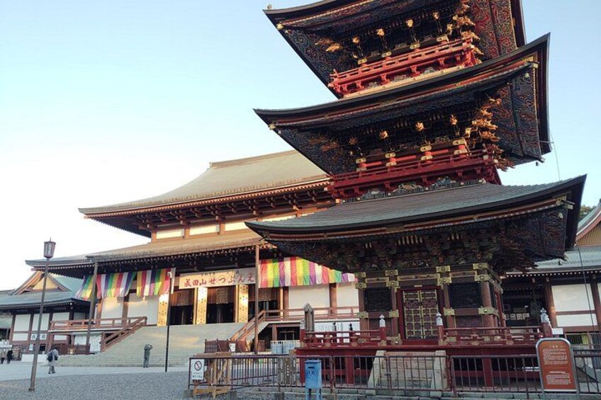 Ein traditionelles japanisches Gebäude mit mehreren Ebenen und aufwendiger Dekoration. 5