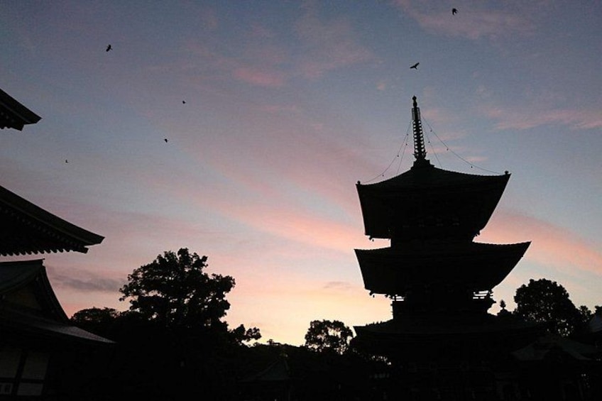 Eine Pagode vor einem Sonnenuntergangshimmel. 4