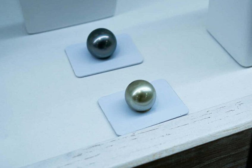 Different shades of pearls 2
