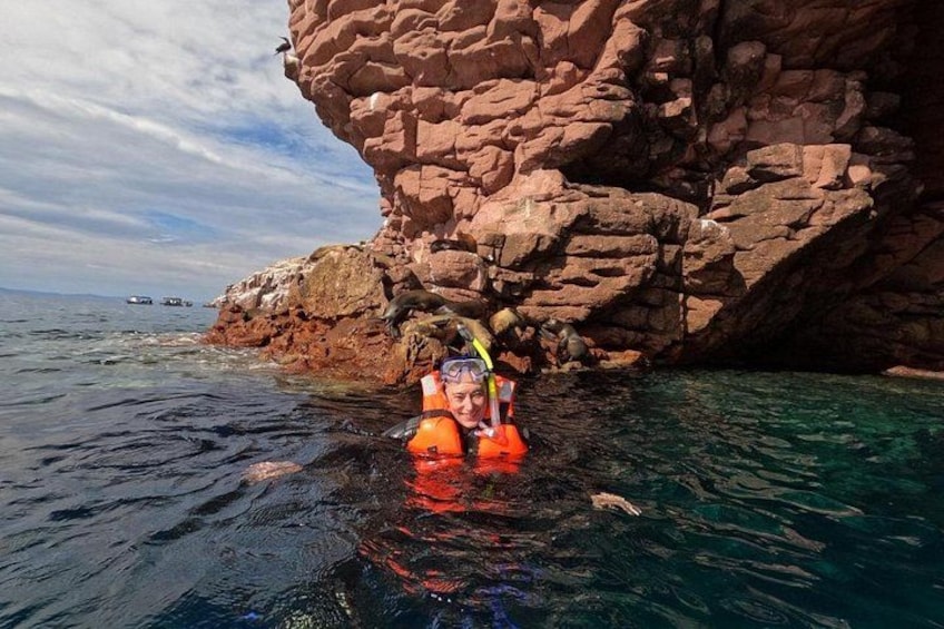 Una persona en kayak cerca de una costa rocosa. 4