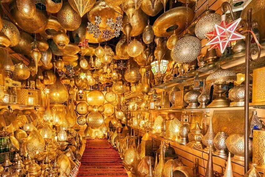 A shop filled with various golden metalware and decorative items. 2