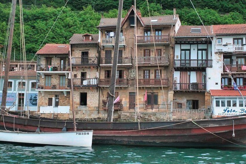 Pasaia expedition discovering the Spanish fjord by boat 2