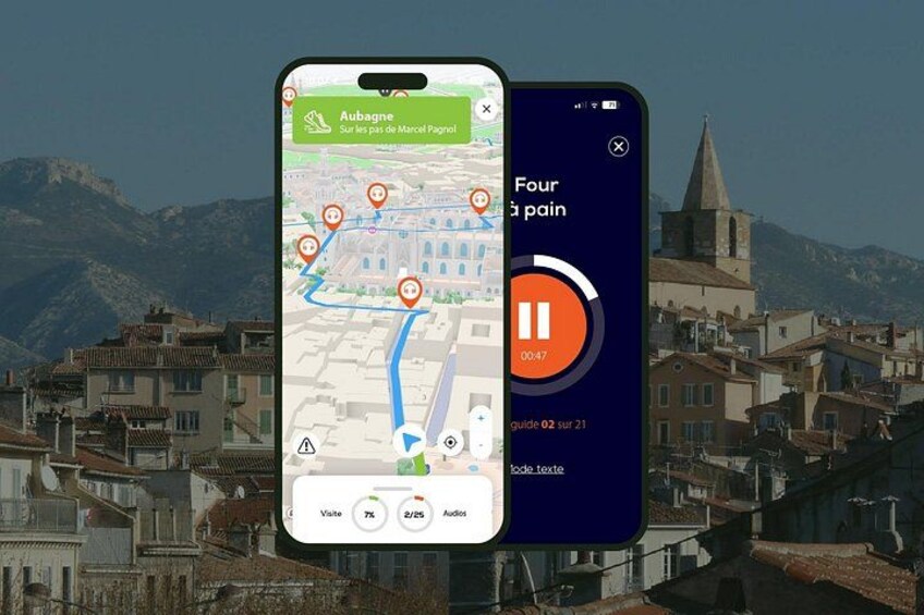 Uno smartphone mostra una mappa con un percorso segnato da spilli arancioni, un'interfaccia di lettore musicale e vista di una cittadina con edifici e montagne sullo sfondo. 1