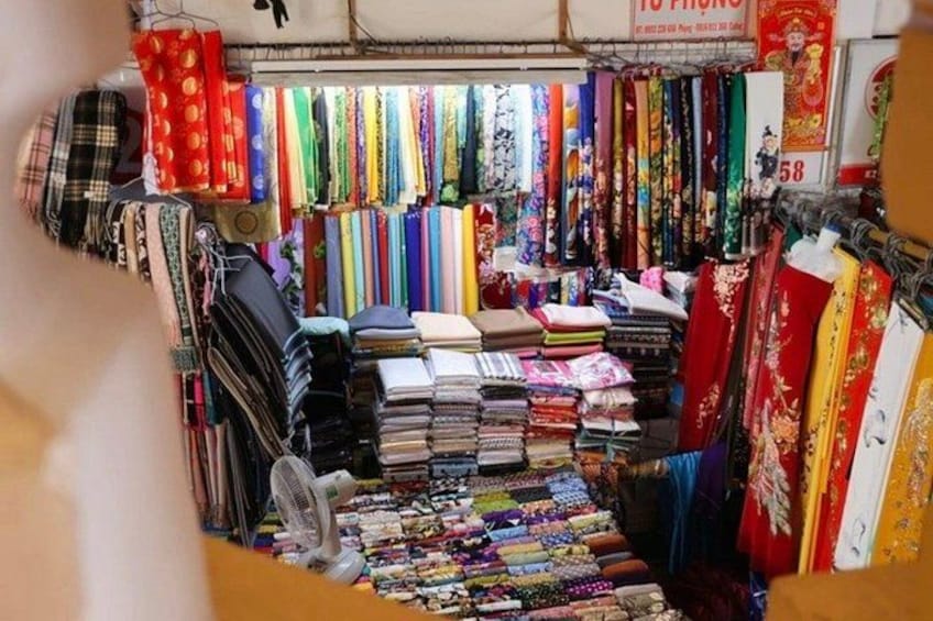 Un magasin de tissus où sont exposés divers types de textiles. 2