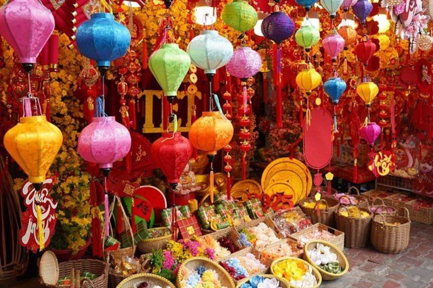 Une exposition éclatante de lanternes colorées, de fleurs et de décorations traditionnelles, probablement dans le cadre d’un festival. 3