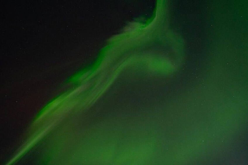 Een groen poollicht met een vage omtrek. 4