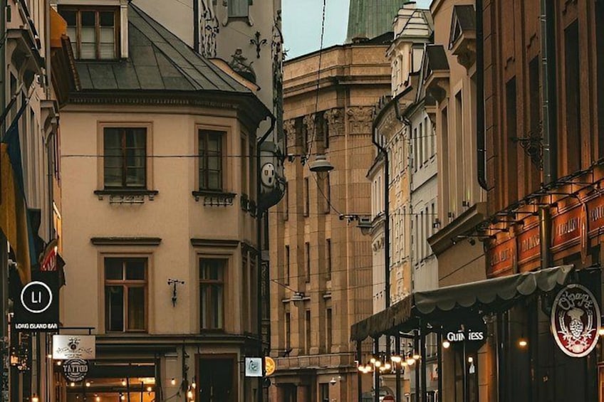 Une rue bordée de bâtiments historiques, un pub Guinness et une enseigne LIDL. 4