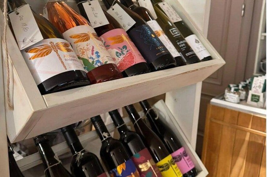 Ein Weinschränkchen mit verschiedenen Weinflaschen. 4