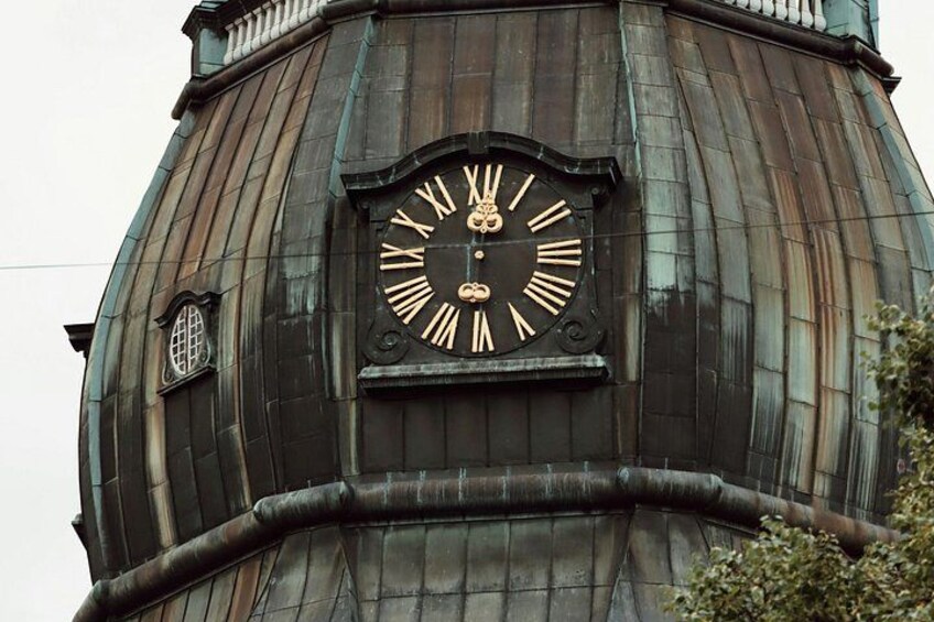 Eine große Uhr mit römischen Ziffern auf einer Kuppel. 3
