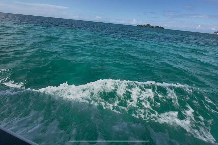 Une étendue d'eau avec des vagues et une île au loin. 3