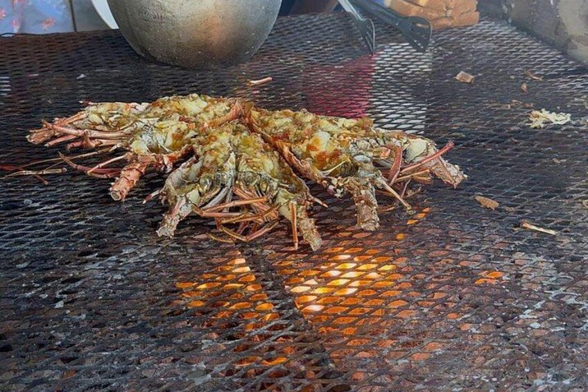 Grillede rejer på en metalrist. 5