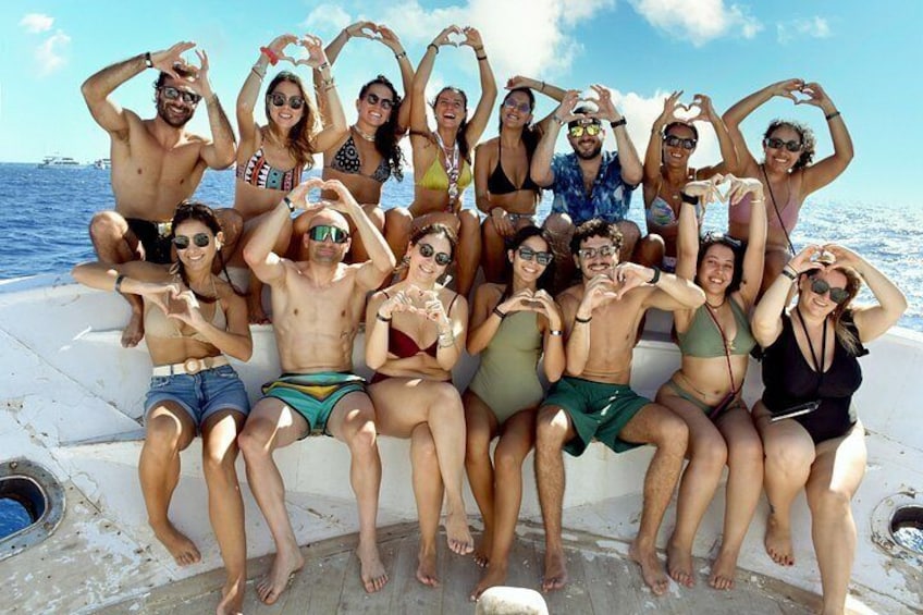 Un gruppo di persone su una barca, con l'oceano sullo sfondo. 5