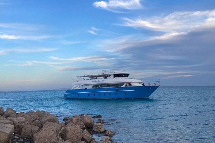 Hurghada: VIP Seafood Yacht to 3 Islands, Dolphins & Snorkeling 2