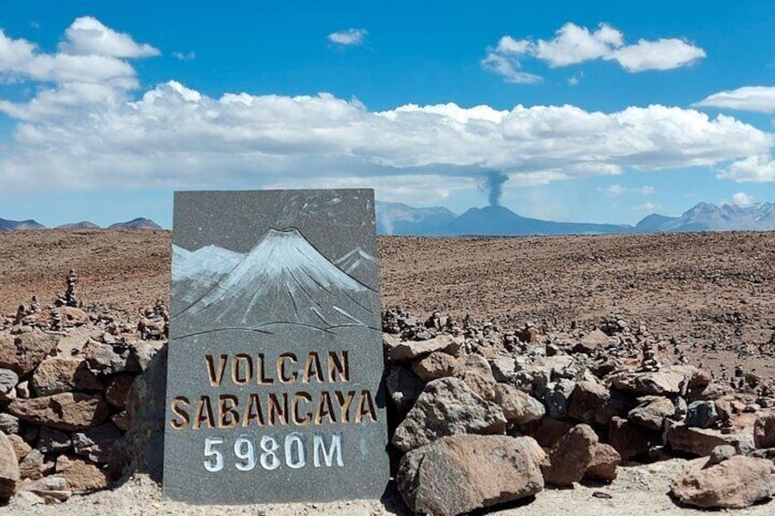 A sign with a mountain and the text "VOLCAN SABANGAYA 5980M". 3