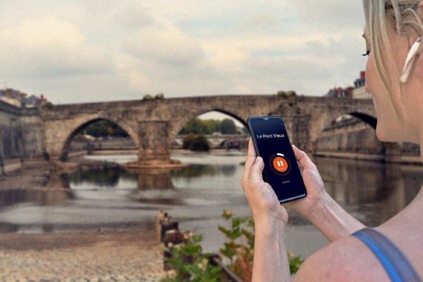 Visit of Laval in freedom: In front of the Old Bridge, emblematic monument connecting the two banks since the 13th century. 5