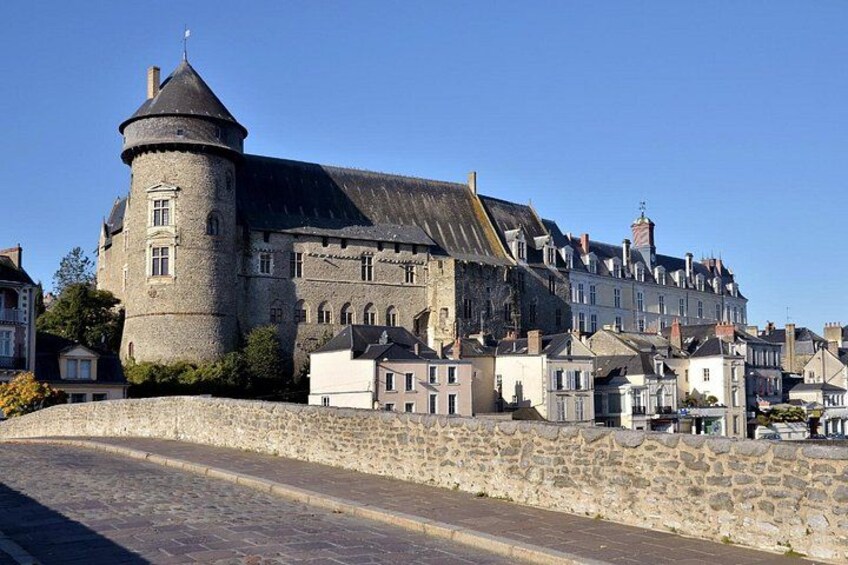 The Old Castle: Its powerful silhouette and its unique wooden frame overlooking the Mayenne. 2